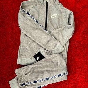 NWT Boys Nike Jogger Set in Size 7